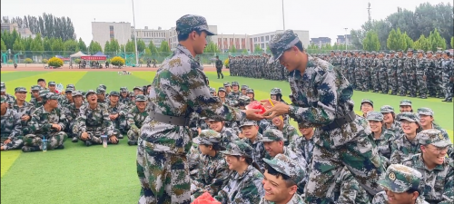 【迎评促建】信息工程学院举办“酷夏瓜果香，关怀暖人心”活动